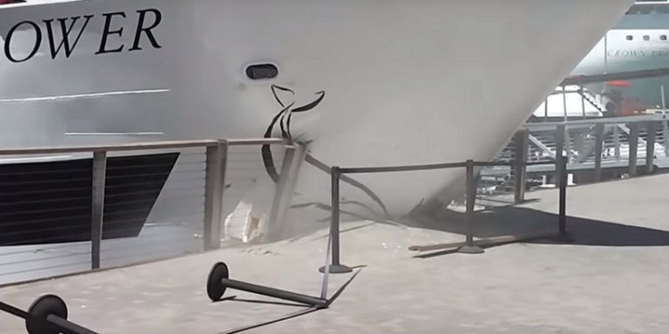 В Сан-Диего судно врезалось в причал