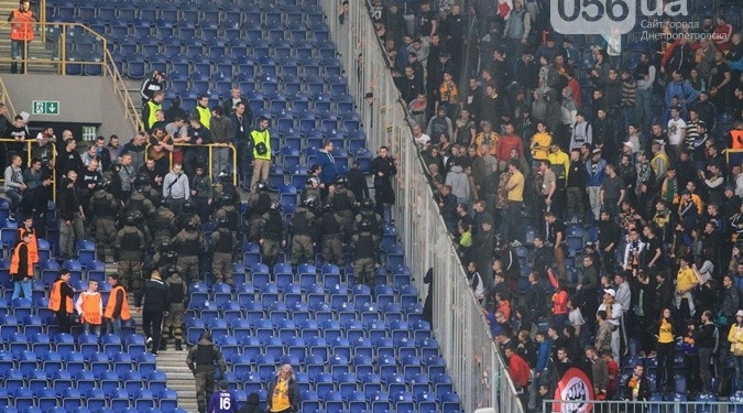 В Днепропетровске во время матча “Днепр” – “Металлист” произошла массовая драка на трибунах