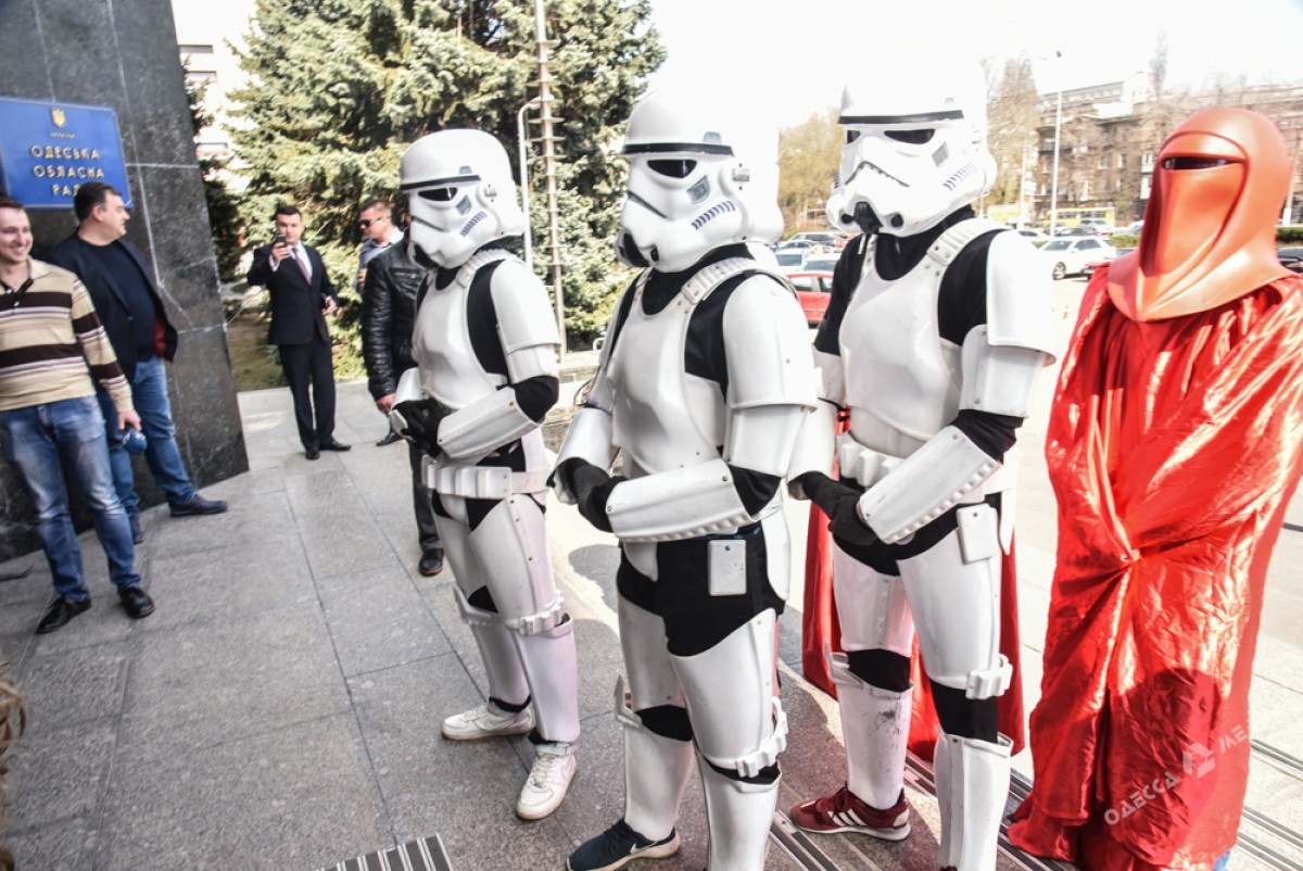 В Одессе Дарт Вейдер принес мангал под ОГА, требовал Саакашвили и танцевал лезгинку