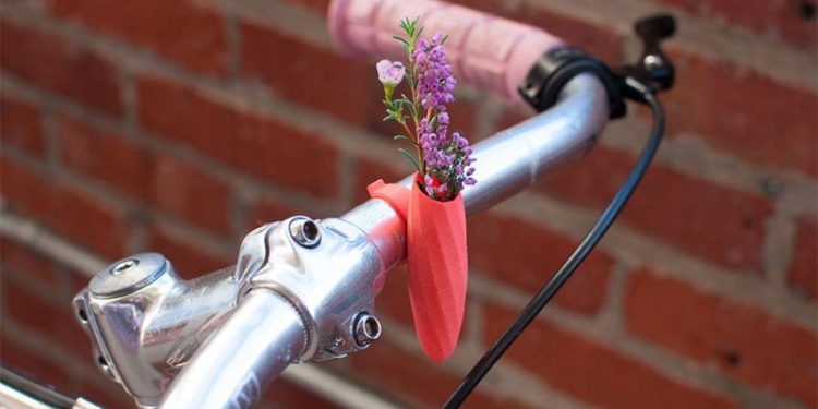 Цветочная вазочка на руле велосипеда – самый милый экотренд этой весны