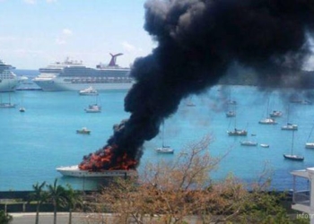 Яхта стоимостью 2,5 миллиона сгорела дотла в Карибском море