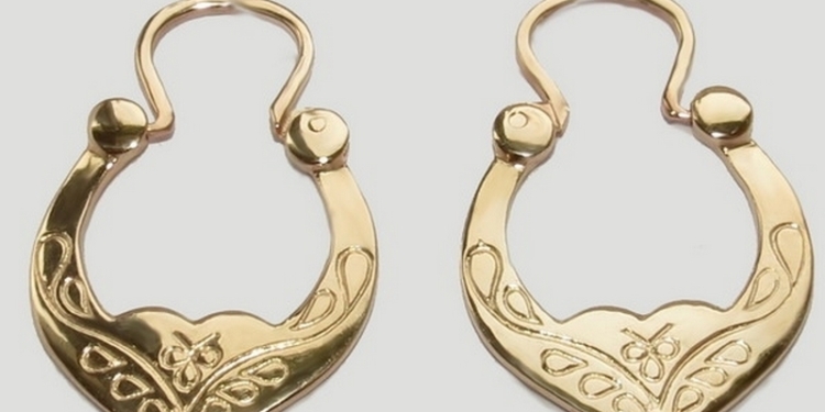 В Николаеве неизвестный повалил на землю 63-летнюю женщину и снял с неё золотые серёжки