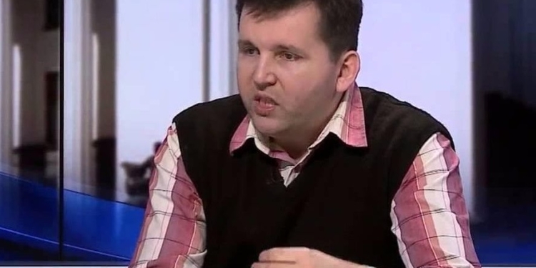 В Киеве известный политолог выбросился из окна на 9-м этаже