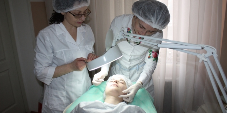 В Николаевском вузе выпустили первых дипломированных косметологов