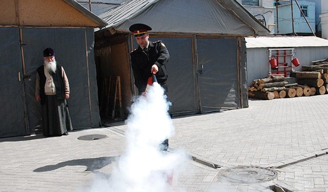 Пасха скоро: николаевские спасатели обходят церкви Николаева и учат служителей обращаться с огнетушителями