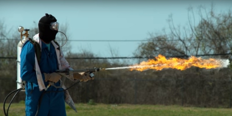 Огнемет в слоу-моушн.  Завораживающее зрелище