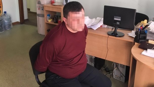 В Киеве налоговик пытался выбросить взятку в канализацию