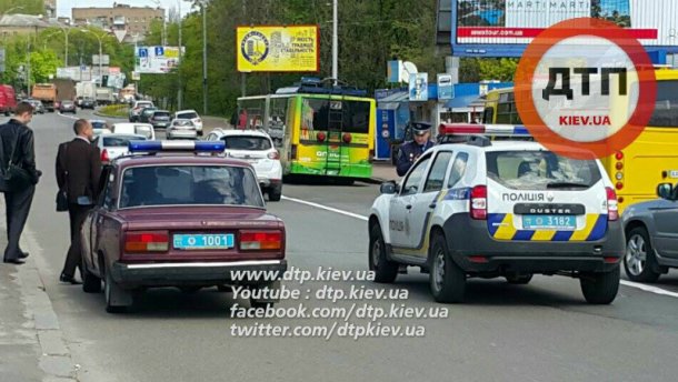В сети появилось видео как патрульные в Киеве сбили женщину на пешеходном переходе 1