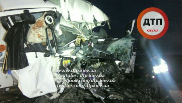 Под Киевом столкнулись грузовики с рыбой и Roshen, есть погибшие