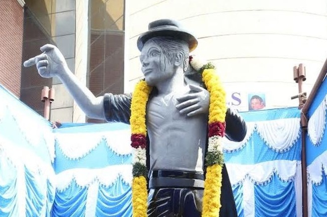 Спорное искусство. В Индии фанат Майкла Джексона заказал скульптуру кумира из цельного куска гранита 2