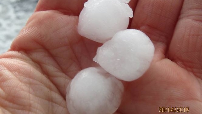 В Ровенской области выпал крупный град – величиной с вишню и перепелиное яйцо