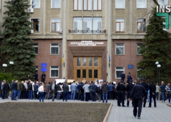 В Николаеве работники судостроительного завода им.61 коммунара вышли пикетировать ОГА, требуя уволить гендиректора Петрова