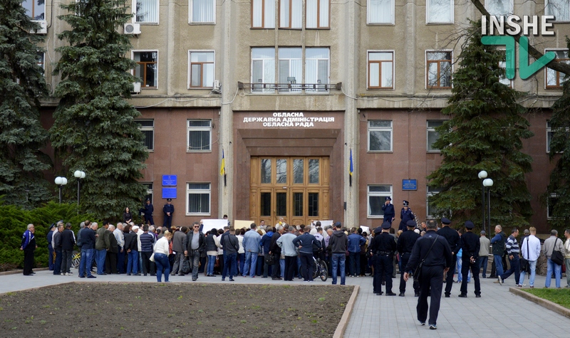 В Николаеве работники судостроительного завода им.61 коммунара вышли пикетировать ОГА, требуя уволить гендиректора Петрова 9