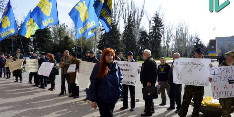 «Москва – преисподняя»: в Николаеве активисты вышли пикетировать горсовет – требуют разорвать побратимство с Москвой