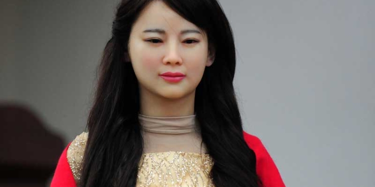 “Богиня”! Китайцы создали биоробота – умницу, красавицу, послушную и с юмором