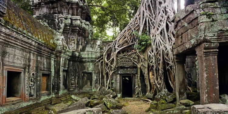 Деревни на воде и величественные древние храмы Камбоджи привлекают туристов