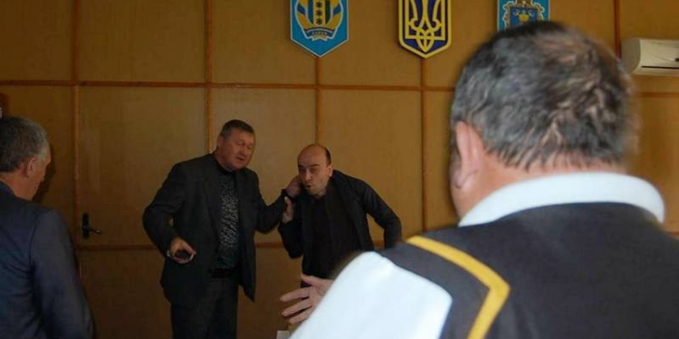 Главу Арбузинского РГА Палия в его кабинете побил депутат облсовета Сергей Чмырь