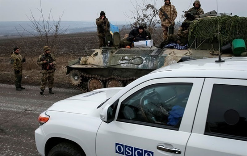 Наблюдатели ОБСЕ попали под обстрел на Донбассе 1