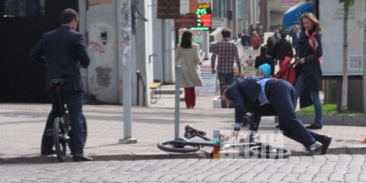 С непривычки. Мэр Кличко упал с велосипеда, перелетев через руль. Велосипедная охрана не помогла…