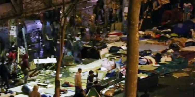 Сотни беженцев устроили побоище возле станции метро “Сталинград” в Париже