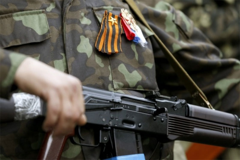 Разъяренные жители Донбасса избили пьяных российских военных 1