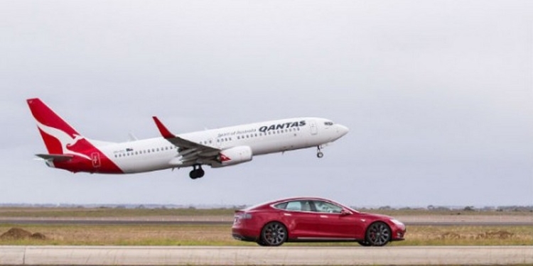 В Австралии устроили дрэг-рейсинг между Tesla и Boeing 737: видео