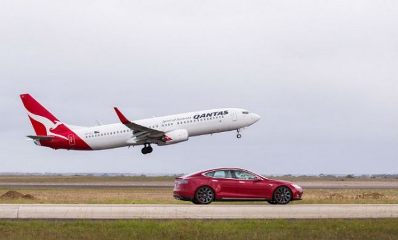 В Австралии устроили дрэг-рейсинг между Tesla и Boeing 737: видео 1