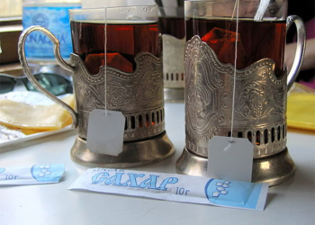 Пассажиров ночных поездов будет поить чаем и кормить печеньем “Сильпо”