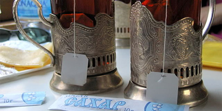 Пассажиров ночных поездов будет поить чаем и кормить печеньем “Сильпо”