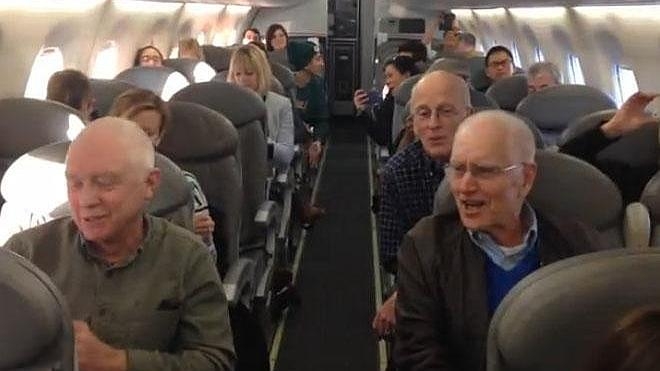 А ну-ка, дедушки! Поющие деды удивили весь самолет, и таки хорошо поют