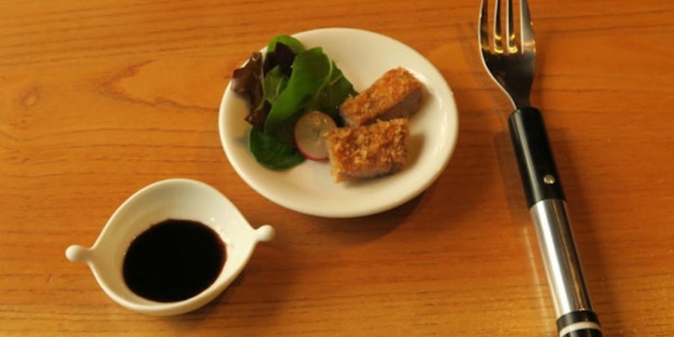 Японцы изобрели электровилку, которая сама “солит” еду разрядом тока