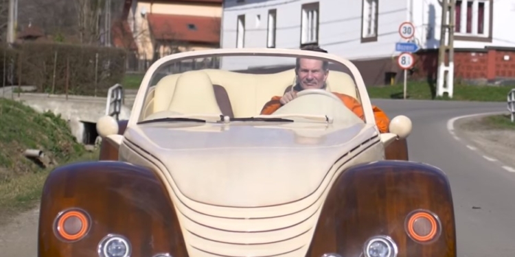 Умелец из Румынии сделал деревянный электромобиль будущего