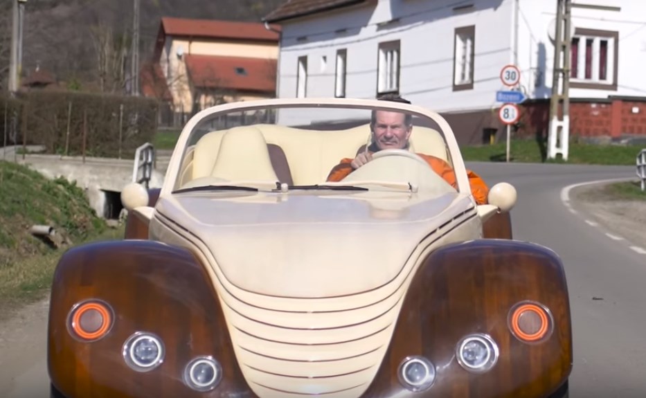 Умелец из Румынии сделал деревянный электромобиль будущего 1
