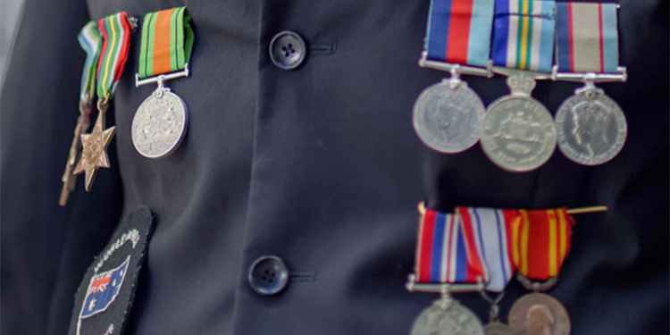 В Австралии грабитель, укравший медали 95-летнего ветерана, вернул ему награды к празднику
