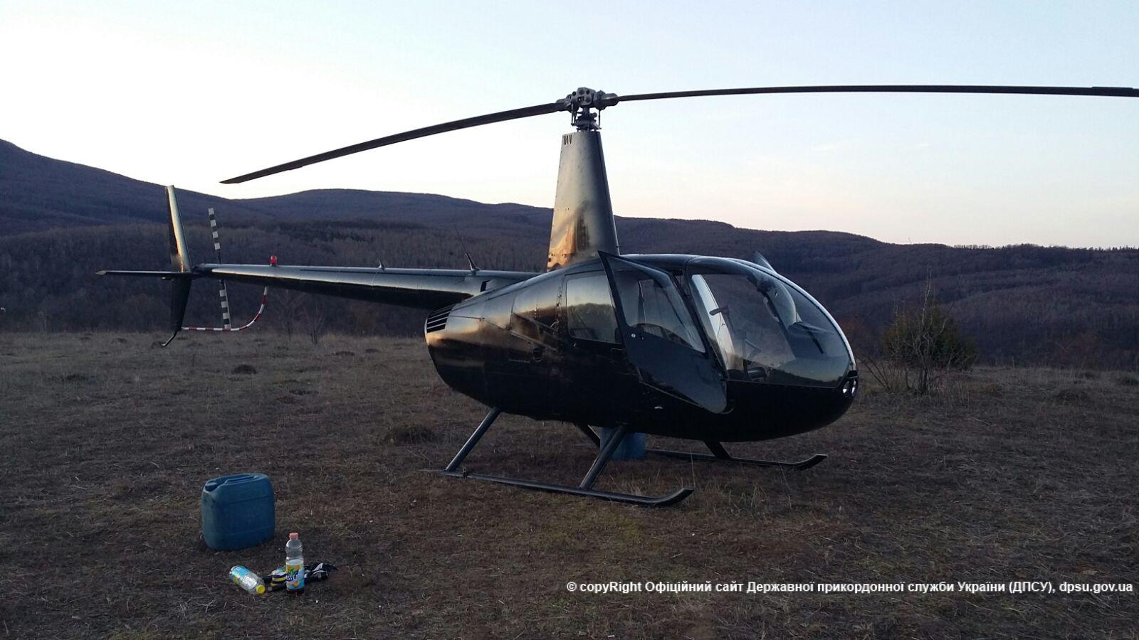 На Закарпатье пограничники со стрельбой задержали вертолет с контрабандистами