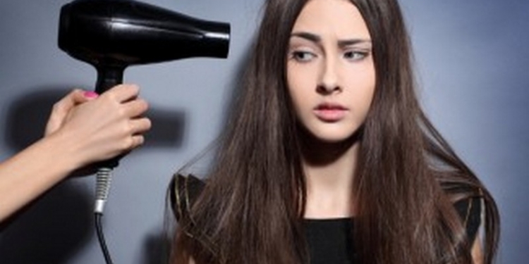 «Куда лучше так, живенько, правда?»: президент Венесуэлы попросил женщин не пользоваться феном