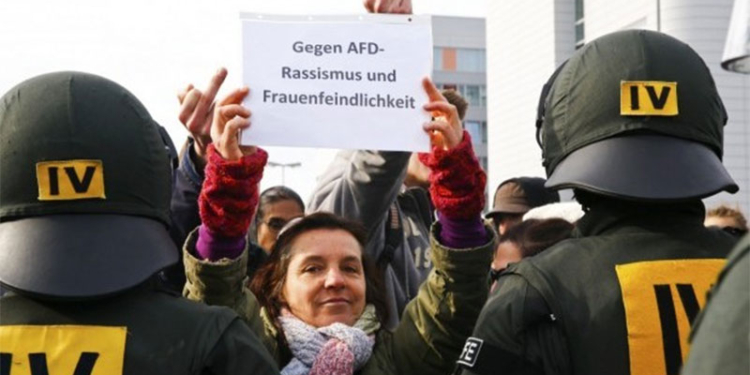 В немецком Штутгарте левые активисты пытаются сорвать съезд правой партии – задержаны 400 человек