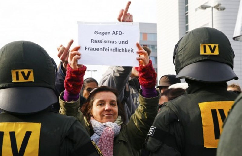 В немецком Штутгарте левые активисты пытаются сорвать съезд правой партии - задержаны 400 человек 1