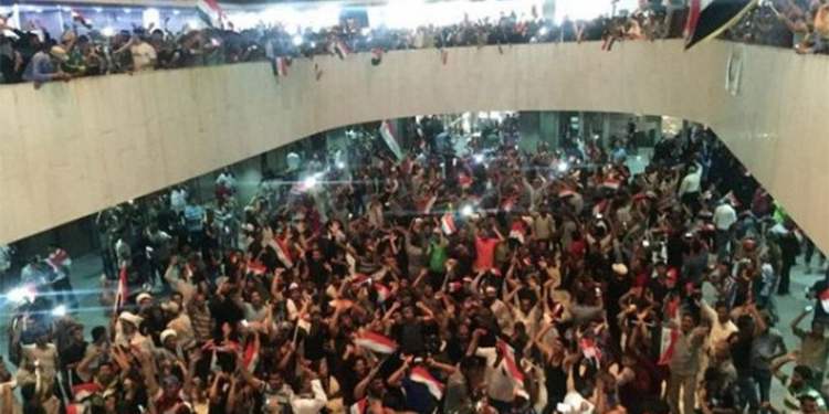 В Ираке сотни демонстрантов взяли штурмом здание парламента