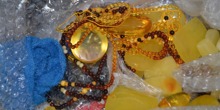 В аэропорту Харькова задержали двух китаянок, пытавшихся вывезти 35 килограмм янтаря