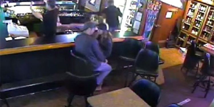 Любовь слепа: увлеченная поцелуями пара не заметила ограбления казино