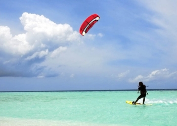 Почти пять часов на Тилигульском лимане спасатели искали кайтсерфера