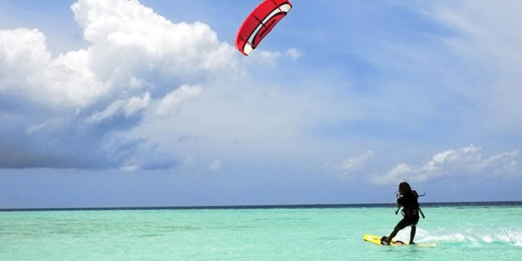 Почти пять часов на Тилигульском лимане спасатели искали кайтсерфера