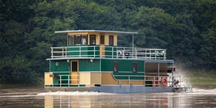 Турфирма построила колесное речное судно для катания по Днестру