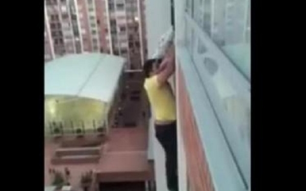 Отважный сосед карабкался по стене многоэтажки, чтобы спасти собаку, застрявшую в решетке балкона на 13-м этаже