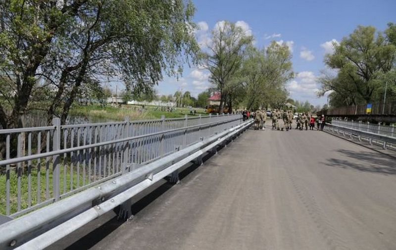 Понтонный мост на Снигиревку ремонтировали 8 дней. Но теперь проезд разрешен 1