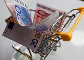 Заробитчане стали присылать в Украину в два раза меньше долларов и евро