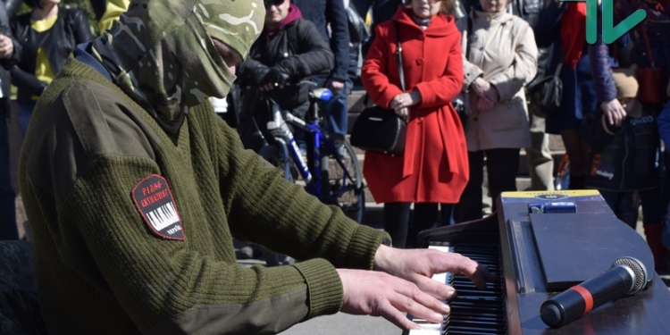 «У кожного своя війна»: пианист-экстремист дал в Николаеве свой второй концерт