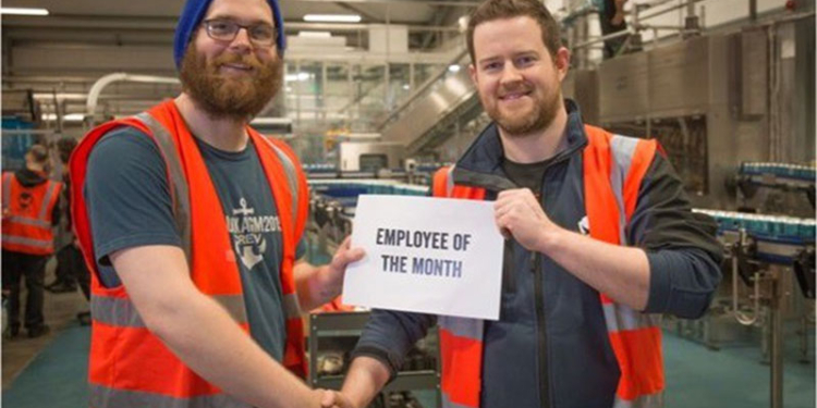 Сотрудник пивоварни испортил 200 тысяч банок пива и получил за это премию «Работник месяца»