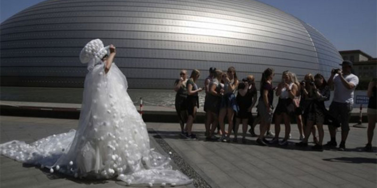 В Китае создали свадебное платье из тысячи яиц